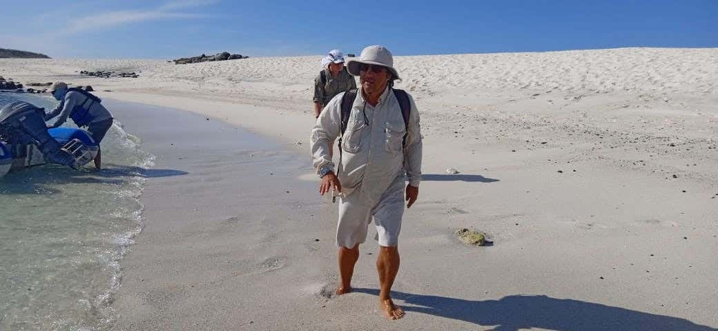 Alexis Navia Mosquera - Galapagos cruise National Guide