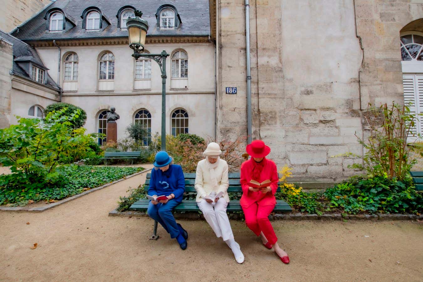 Readers in tricolor on the bench
