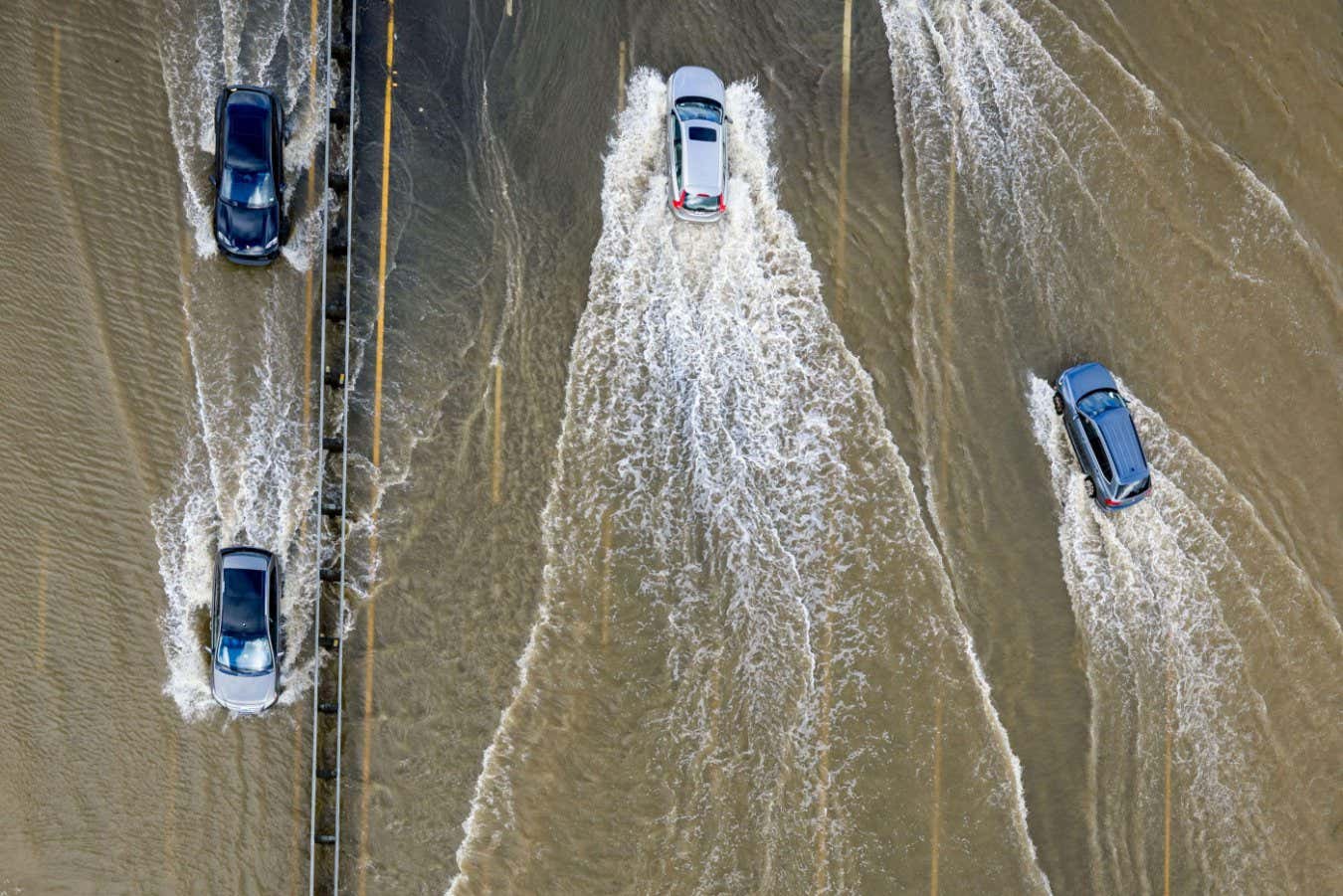 Alamy Live News. 3DDWMJ3 Cars drive on highway 101 flooded by the King Tides, occurring when the sun, moon and Earth align, causing a stronger gravitational pull Saturday, Jan. 3, 2026, near Corte Madera in Marin County, Calif. (AP Photo/Ethan Swope) This is an Alamy Live News image and may not be part of your current Alamy deal . If you are unsure, please contact our sales team to check.
