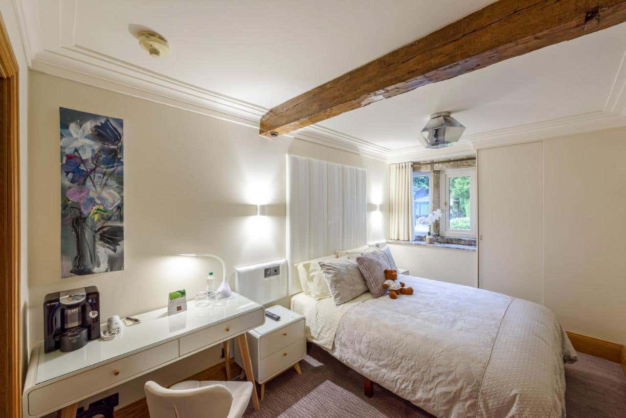 The Saddleworth Hotel near Diggle, standard room